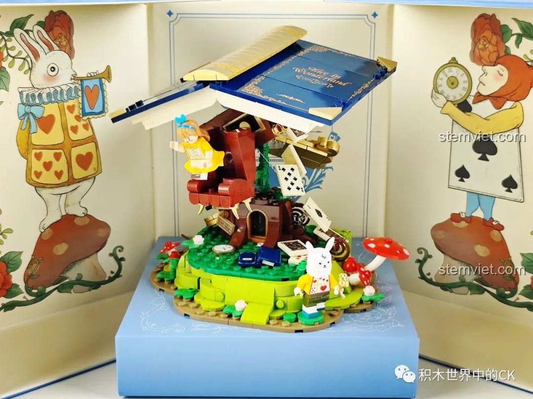 Toàn cảnh mô hình sách đồ chơi lắp ráp Wekki 506172 Sách Truyện Alice ở Xứ Sở Thần Tiên mở ra, với ánh sáng rực rỡ và các nhân vật.