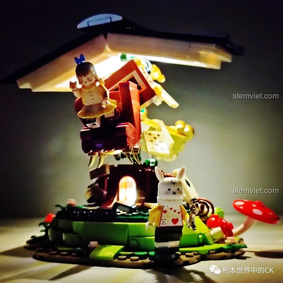 Cận cảnh mô hình sách đồ chơi lắp ráp Wekki 506172 Sách Truyện Alice ở Xứ Sở Thần Tiên khi có đèn LED, tạo hiệu ứng ánh sáng ấn tượng.