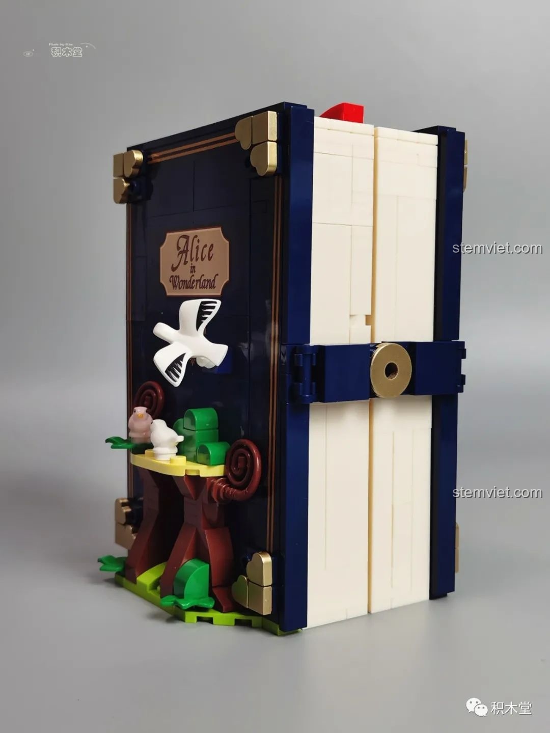 Mô hình sách Wekki 506172 Sách truyện Alice ở xứ sở thần tiên khi đóng lại, nhìn từ cạnh bên.