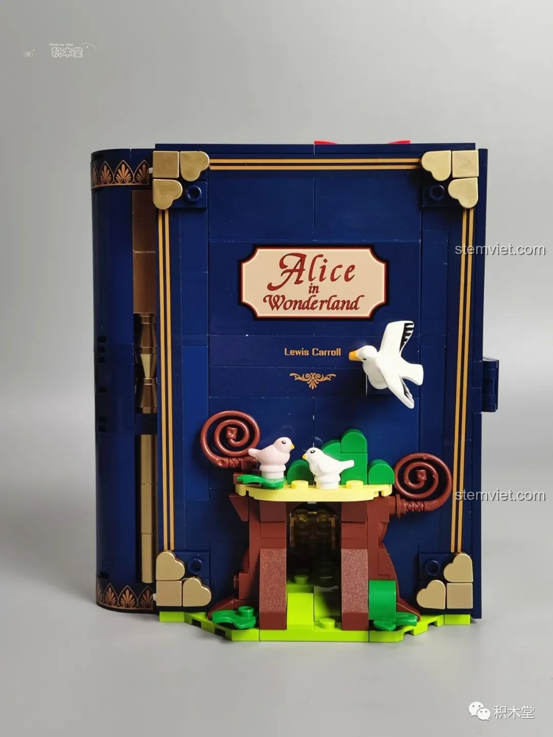 Mô hình sách Wekki 506172 Sách truyện Alice ở xứ sở thần tiên khi đóng lại, nhìn từ mặt trước với tên 