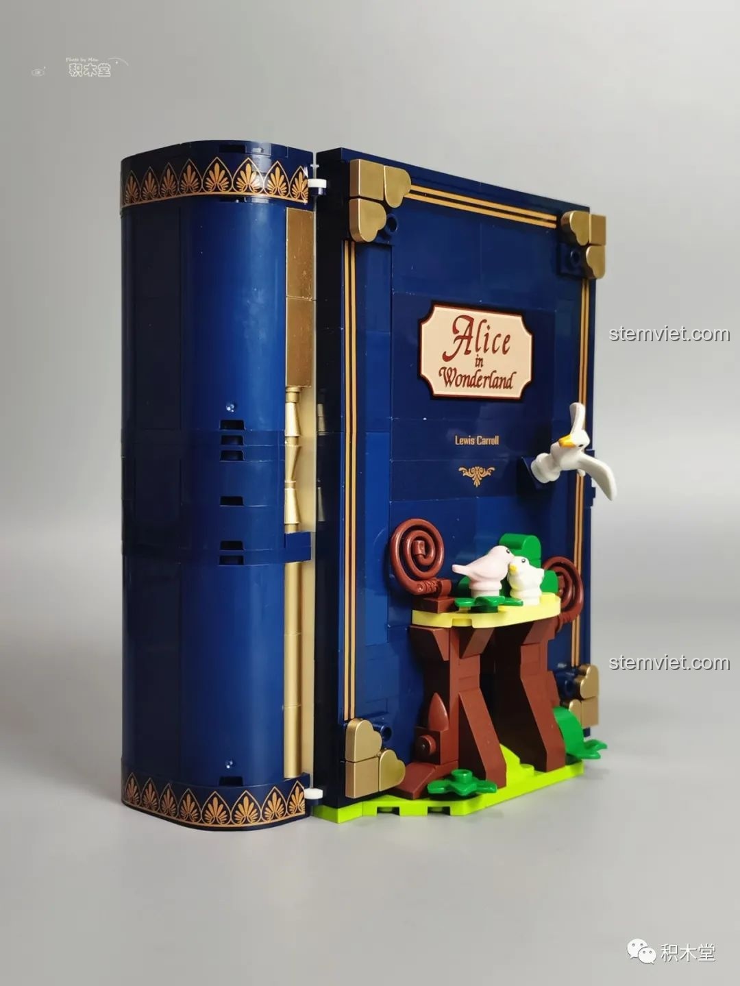 Một góc nhìn khác của mô hình sách Wekki 506172 Sách truyện Alice ở xứ sở thần tiên khi đóng lại, hiển thị mặt trước và gáy sách.