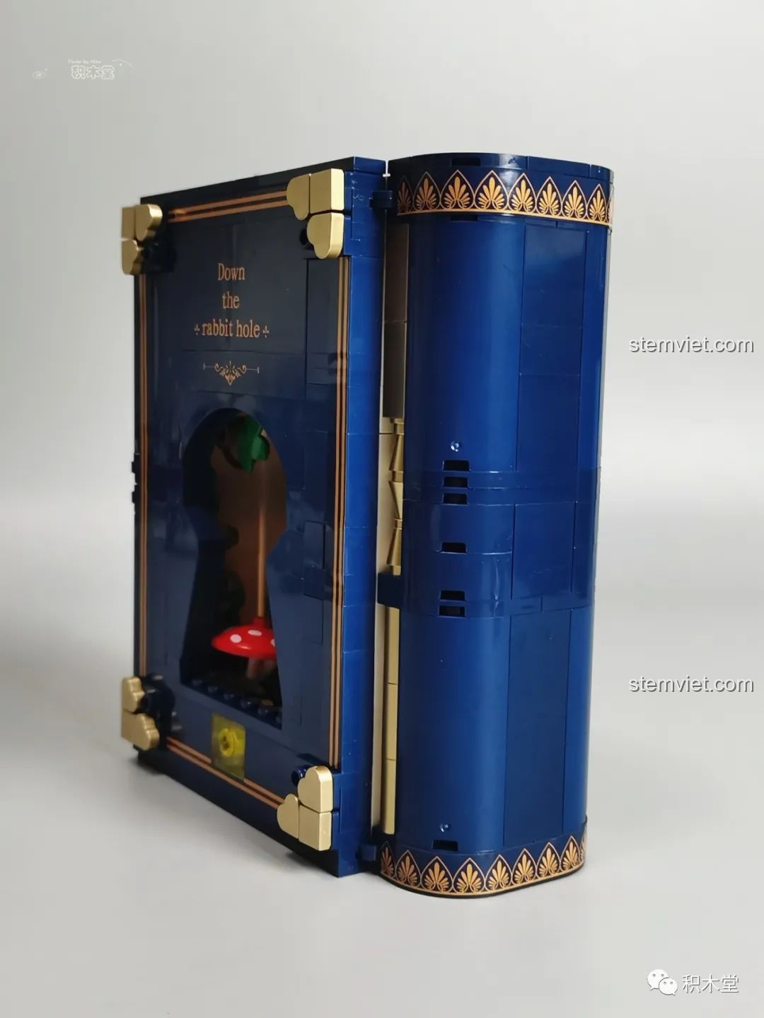 Mô hình sách Wekki 506172 Sách truyện Alice ở xứ sở thần tiên khi đóng lại, nhìn từ góc cạnh với phần gáy sách.