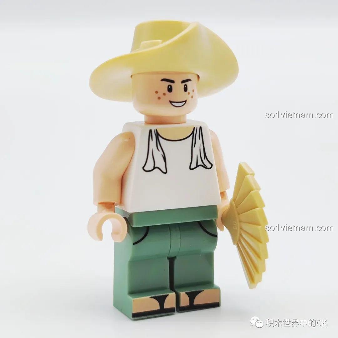 Review Wekki 516952A Mô Hình Quầy Dưa Hấu: Cận cảnh minifigure người bán dưa hấu đội nón lá, cầm quạt nan.