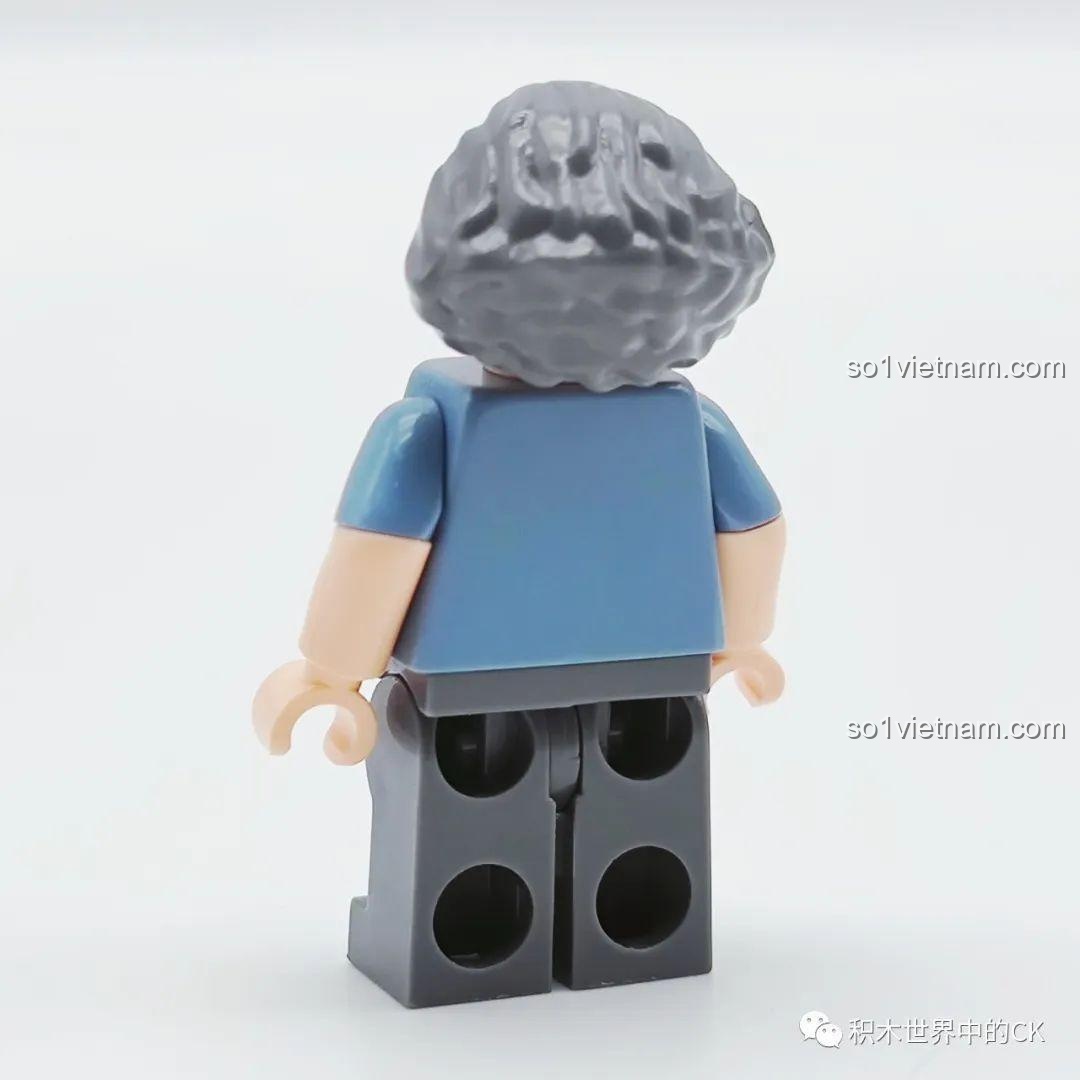 Đánh giá Wekki 516952C Quầy Khoai Lang Nướng: Mặt sau của minifigure người bán khoai lang, thể hiện chi tiết mái tóc.