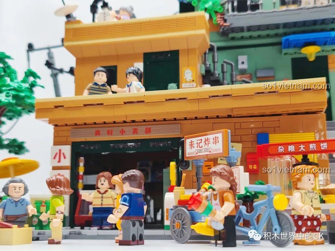 Đánh giá Wekki Quầy Ăn Vặt Ký Ức Tuổi Thơ: Cận cảnh các minifigure và quầy hàng trong khu phố.