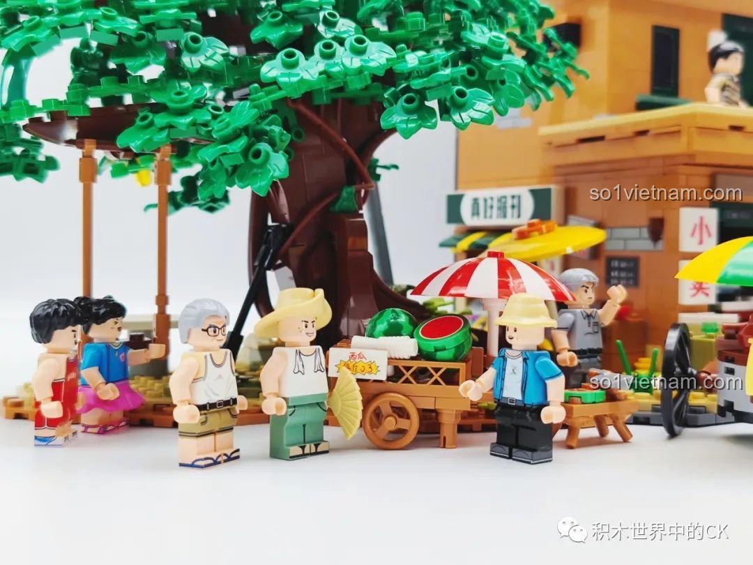 Review Wekki 516952A Quầy Bán Dưa Hấu: Quầy dưa hấu và các minifigure trong bối cảnh phố xá.