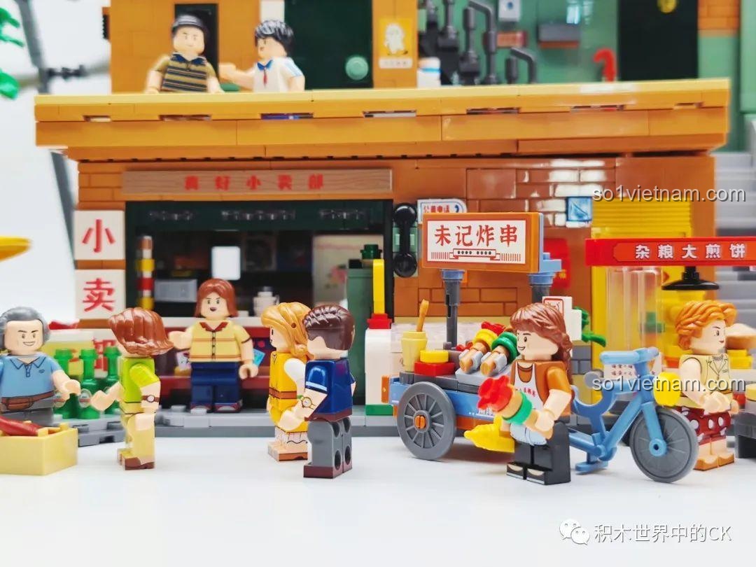 Đánh giá Wekki 516952D Quầy Xiên Que Chiên: Quầy xiên que và các minifigure trong bối cảnh phố xá.