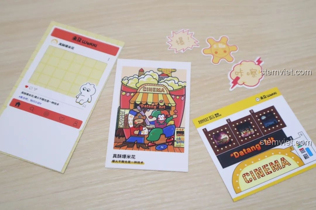 Các phụ kiện đi kèm bộ lắp ráp Wekki So Good Little Shop Series 2 bao gồm sticker, thẻ chủ đề và khung ảnh mô phỏng giao diện điện thoại.