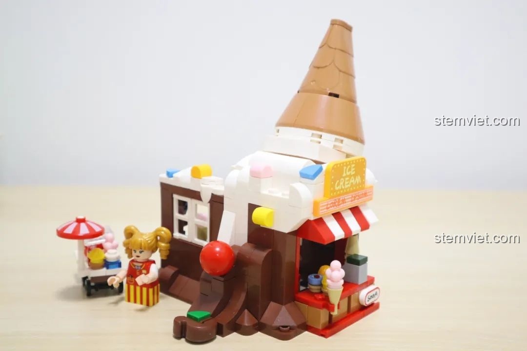 Các phụ kiện đi kèm bộ lắp ráp Wekki So Good Little Shop Series 2 cửa hàng gà rán, bao gồm sticker và thẻ bài.