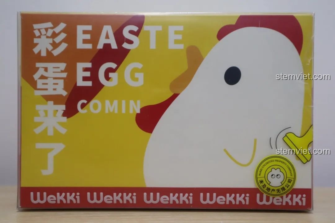 Quá trình lắp ráp phần đế của cửa hàng gà rán trong bộ lắp ráp Wekki So Good Little Shop Series 2, với không gian nội thất nhỏ gọn.