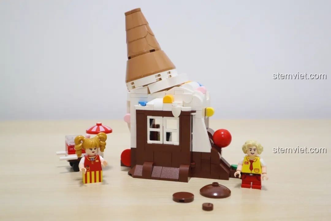 Hộp bộ lắp ráp Wekki So Good Little Shop Series 2 cửa hàng gà rán phiên bản giới hạn, với hộp nhựa trong suốt bảo vệ.