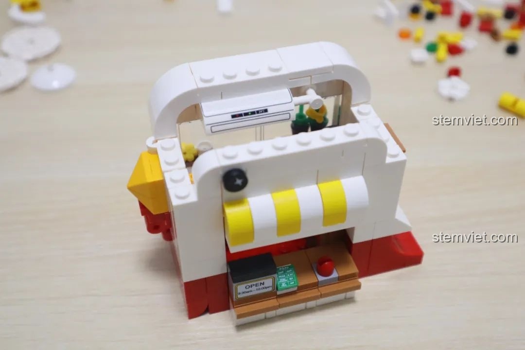 Hộp trưng bày bằng nhựa trong suốt đi kèm bộ lắp ráp Wekki So Good Little Shop Series 2 cửa hàng gà rán, giúp bảo vệ mô hình.