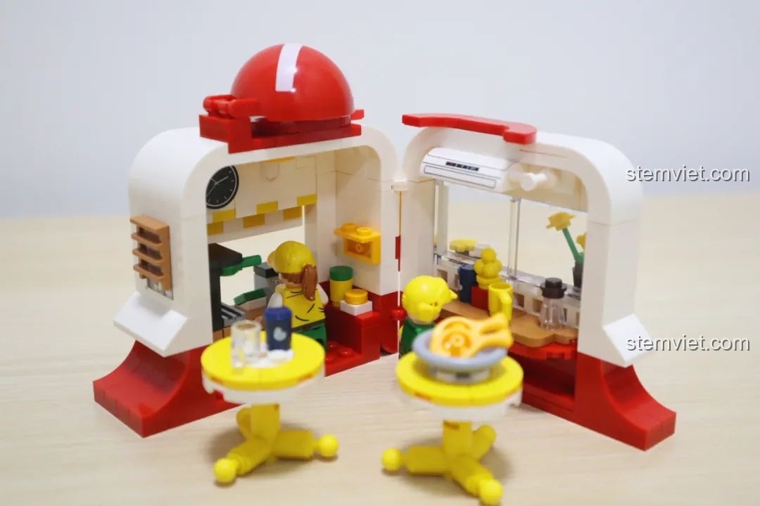 Mặt sau của hai nhân vật minifigure phục vụ tiệm gà rán từ bộ lắp ráp Wekki So Good Little Shop Series 2.