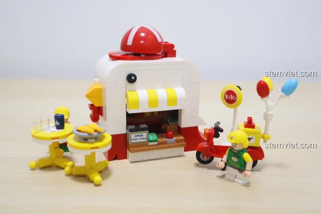 Hai nhân vật minifigure phục vụ tiệm gà rán từ bộ lắp ráp Wekki So Good Little Shop Series 2.