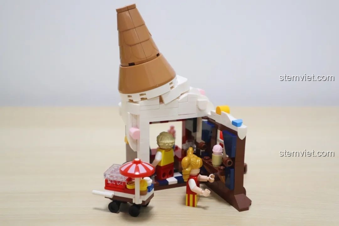 Các mảnh ghép của cửa hàng gà rán trong bộ lắp ráp Wekki So Good Little Shop Series 2 được phân loại rõ ràng.