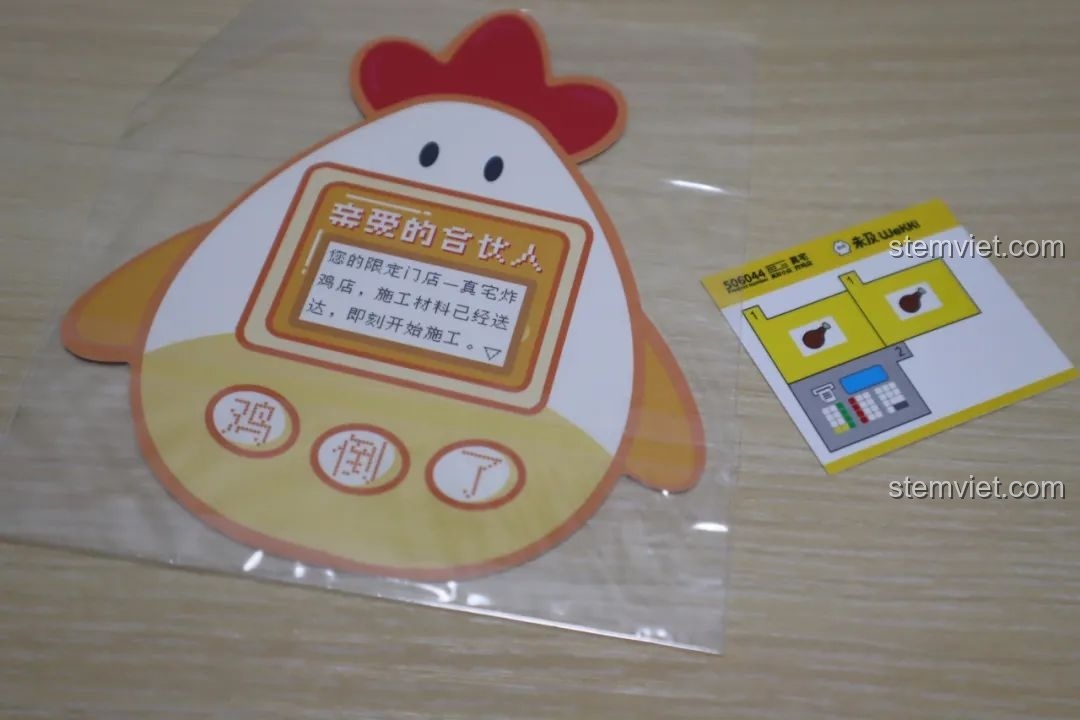 Mái nhà của cửa hàng gà rán Wekki So Good Little Shop Series 2 có thể mở ra, để lộ chi tiết 'trứng phục sinh' bên trong.