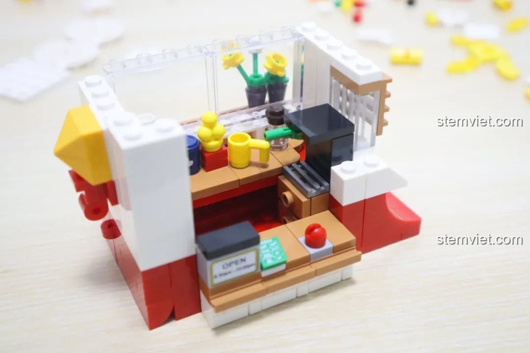 Cửa hàng gà rán Wekki So Good Little Shop Series 2 mở ra, để lộ không gian bên trong với các nhân viên.