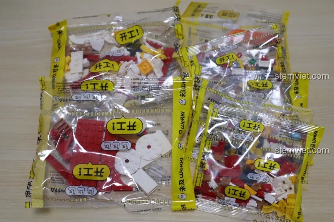 Cấu trúc chính của cửa hàng gà rán Wekki So Good Little Shop Series 2 đang được lắp ráp, với quầy bán hàng và máy pha cà phê.