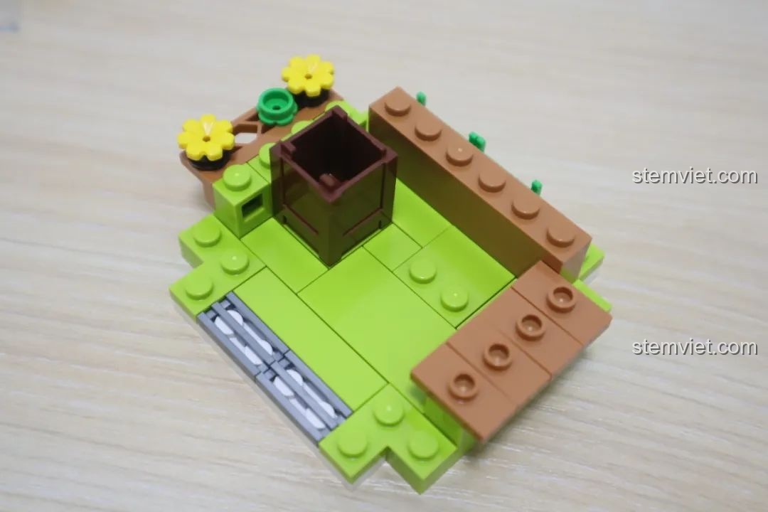 Quá trình lắp ráp phần đế của cửa hàng trái cây trong bộ lắp ráp Wekki So Good Little Shop Series 2, với các chi tiết cửa sổ độc đáo.