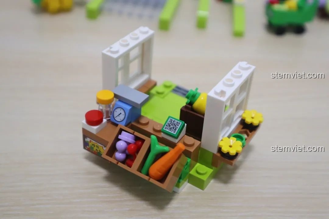 Chi tiết quầy bán hàng của cửa hàng trái cây Wekki So Good Little Shop Series 2, với các mảnh in hình trái cây và cân.