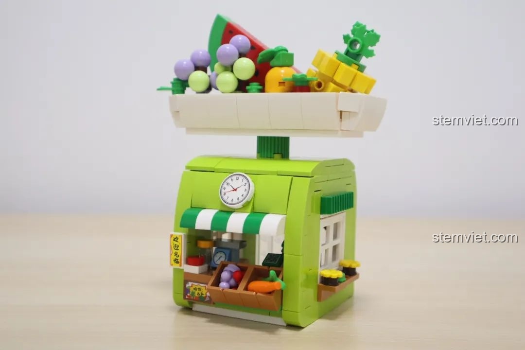 Hai nhân vật minifigure ông bà chủ tiệm trái cây từ bộ lắp ráp Wekki So Good Little Shop Series 2, với xe đẩy trái cây.