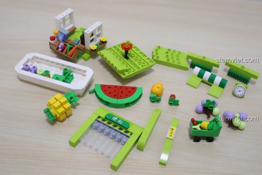 Các module lắp ráp riêng biệt của cửa hàng trái cây Wekki So Good Little Shop Series 2, trước khi ghép lại thành tổng thể.