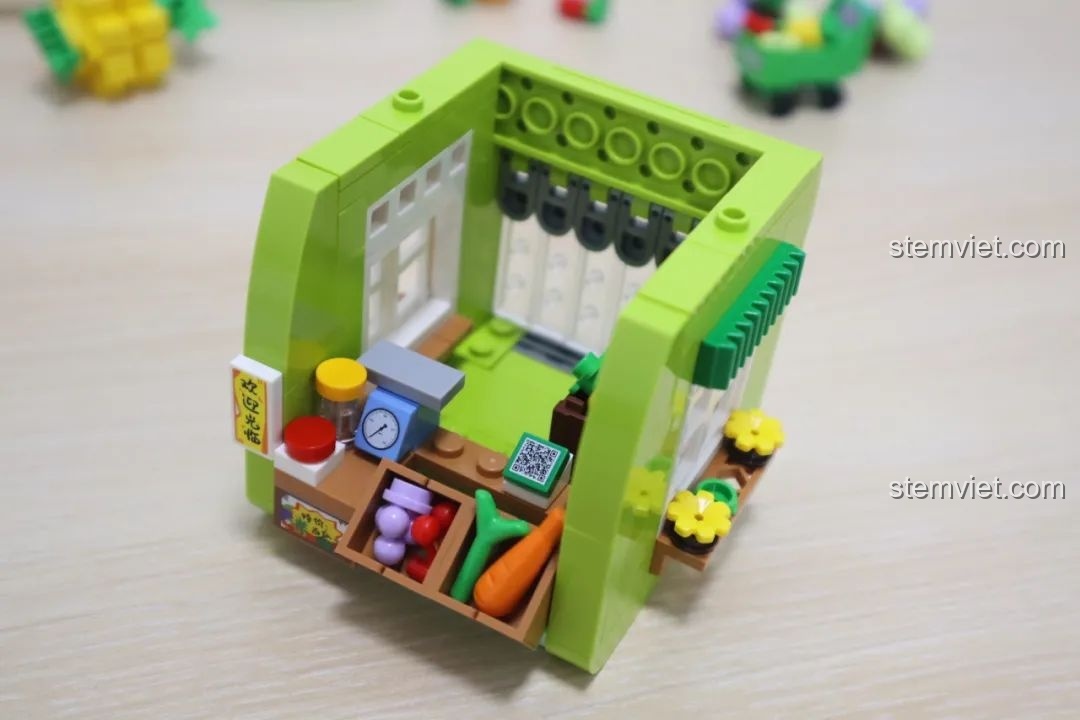 Chi tiết mái của cửa hàng trái cây Wekki So Good Little Shop Series 2, được thiết kế như một đĩa cân đầy ắp trái cây.