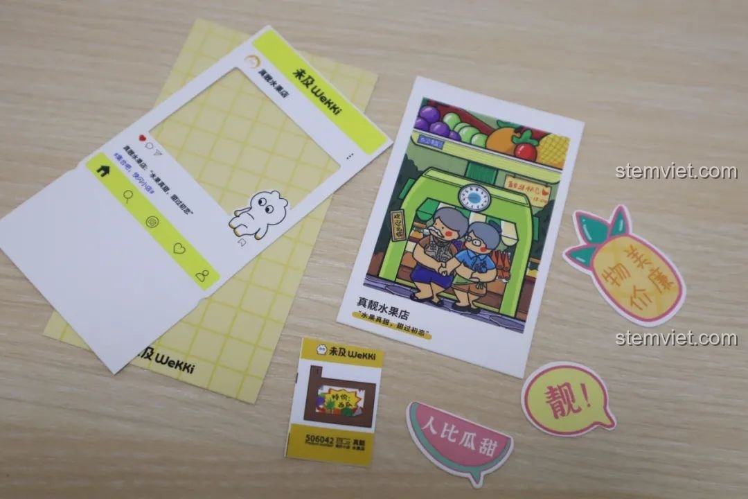 Các phụ kiện đi kèm bộ lắp ráp Wekki So Good Little Shop Series 2 cửa hàng trái cây, bao gồm sticker và khung ảnh.