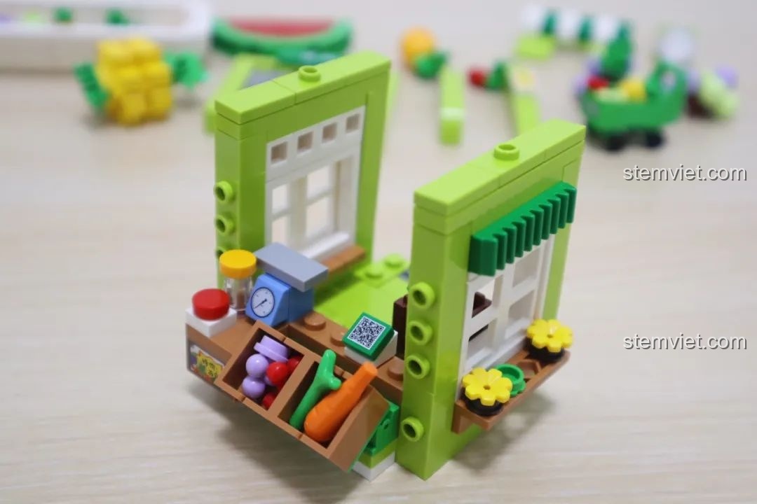 Cấu trúc chính của cửa hàng trái cây Wekki So Good Little Shop Series 2 đang được lắp ráp, với các bức tường và mái che.