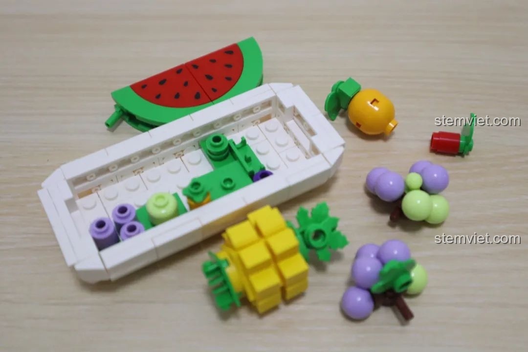 Mô hình cửa hàng trái cây Wekki So Good Little Shop Series 2 đã hoàn thiện, với thiết kế hình chiếc cân cũ đầy hoa quả.