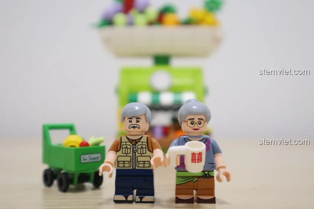 Toàn cảnh cửa hàng trái cây Wekki So Good Little Shop Series 2 đã hoàn thiện cùng hai nhân vật minifigure.