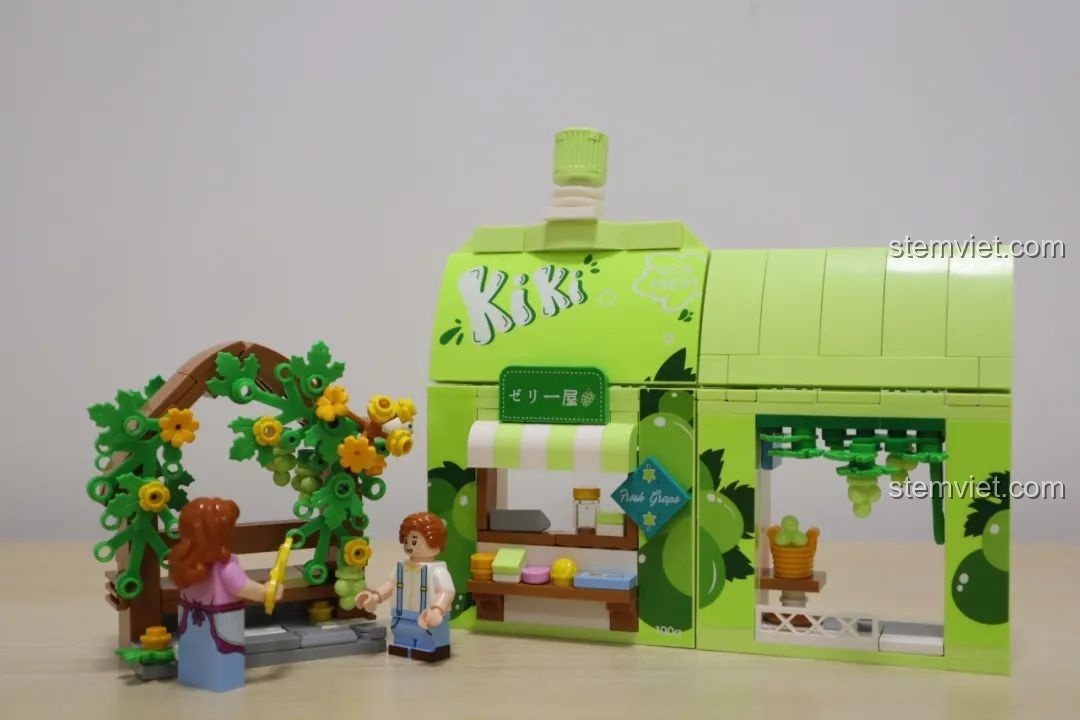 Quá trình lắp ráp phần đế của cửa hàng kem trong bộ lắp ráp Wekki So Good Little Shop Series 2, với màu sắc giống sô cô la chảy.