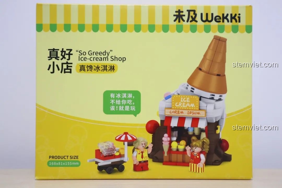 Phần mái của cửa hàng kem Wekki So Good Little Shop Series 2 được lắp đặt, tạo hình ốc quế kem.