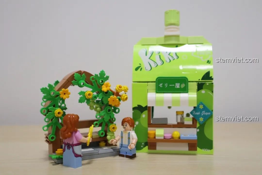 Các phụ kiện đi kèm bộ lắp ráp Wekki So Good Little Shop Series 2 cửa hàng kem, bao gồm sticker và khung ảnh.