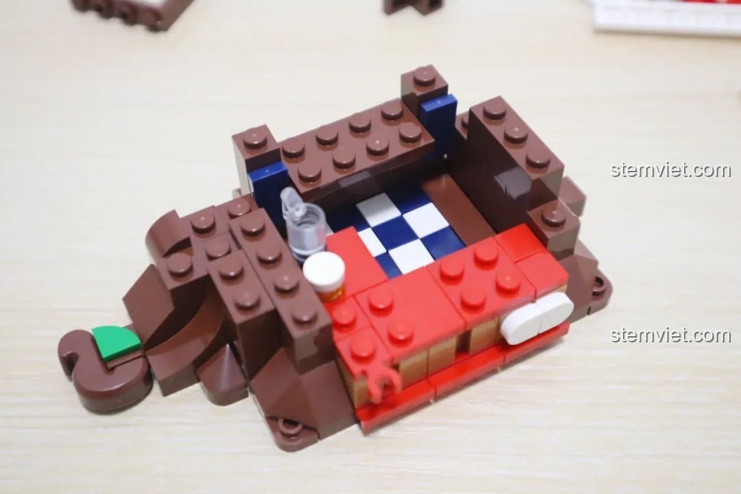 Mặt sau của cửa hàng kem Wekki So Good Little Shop Series 2, với các chi tiết trang trí và nhân vật.