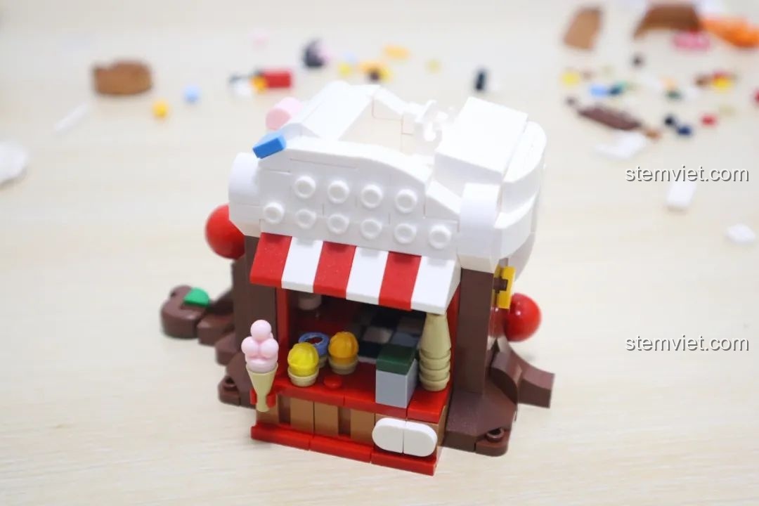 Góc nhìn nghiêng của cửa hàng kem Wekki So Good Little Shop Series 2 khi mở ra, thể hiện các chi tiết nội thất.