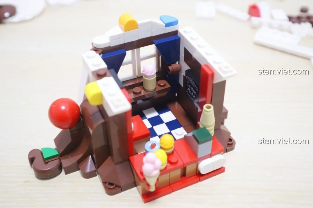 Cửa hàng kem Wekki So Good Little Shop Series 2 mở ra, để lộ không gian bên trong với quầy bán hàng và nhân vật.