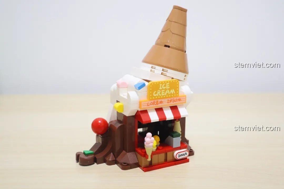 Toàn cảnh cửa hàng kem Wekki So Good Little Shop Series 2 đã hoàn thiện cùng hai nhân vật minifigure.