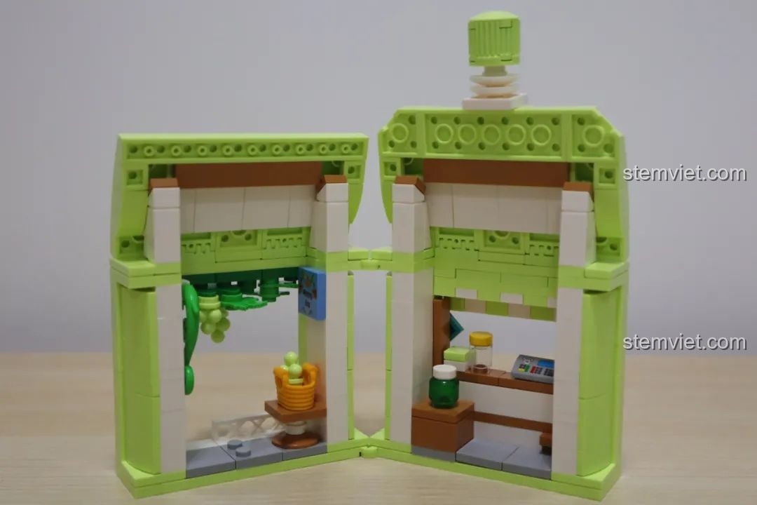 Cấu trúc chính của cửa hàng kem Wekki So Good Little Shop Series 2 đang được lắp ráp, với các chi tiết nội thất như quầy và rèm cửa.