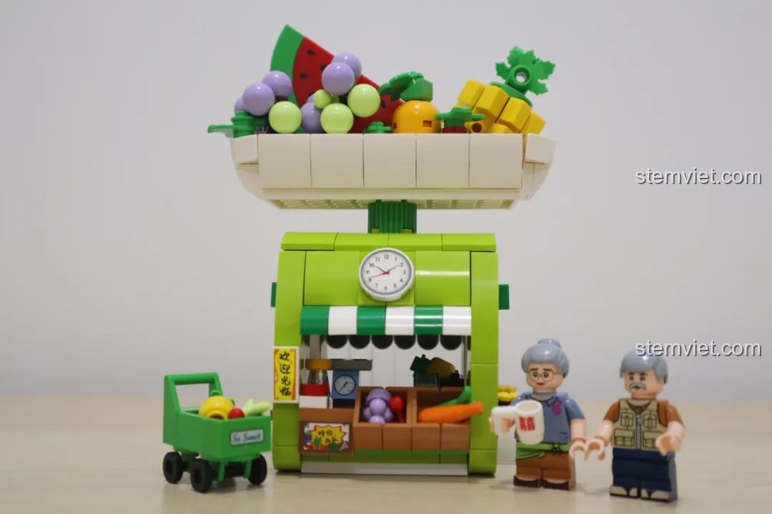 Các phụ kiện đi kèm bộ lắp ráp Wekki So Good Little Shop Series 2 cửa hàng刨冰, bao gồm sticker và khung ảnh.