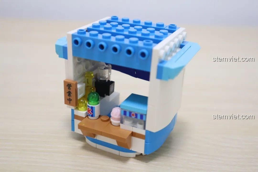 Mô hình cửa hàng刨冰 Wekki So Good Little Shop Series 2 đã hoàn thiện, với mái che và bàn ghế ngoài trời.