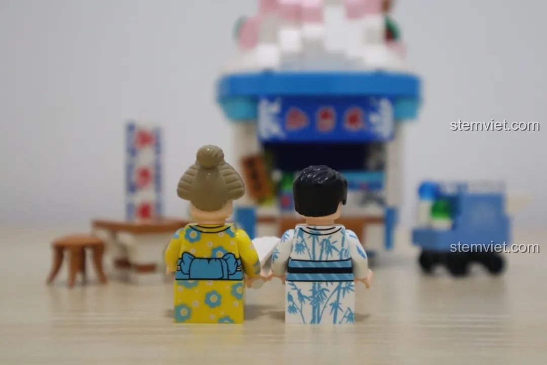 Quá trình lắp ráp phần đế của cửa hàng果冻 trong bộ lắp ráp Wekki So Good Little Shop Series 2.