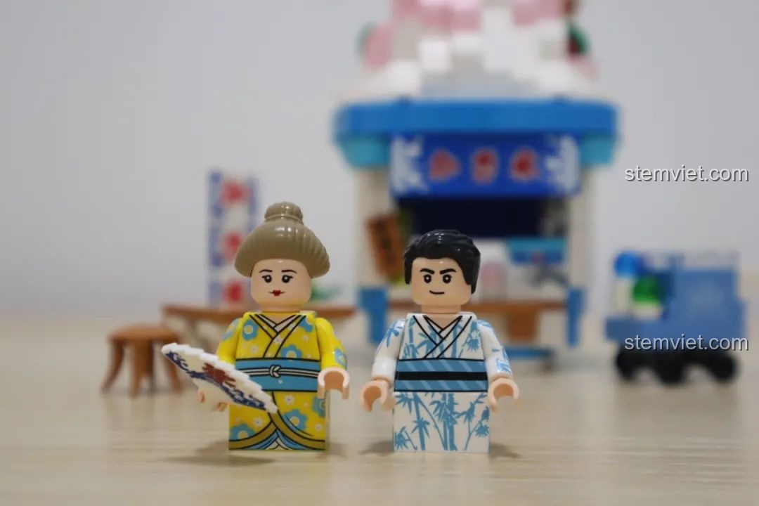 Các phụ kiện đi kèm bộ lắp ráp Wekki So Good Little Shop Series 2 cửa hàng果冻, bao gồm sticker và khung ảnh.