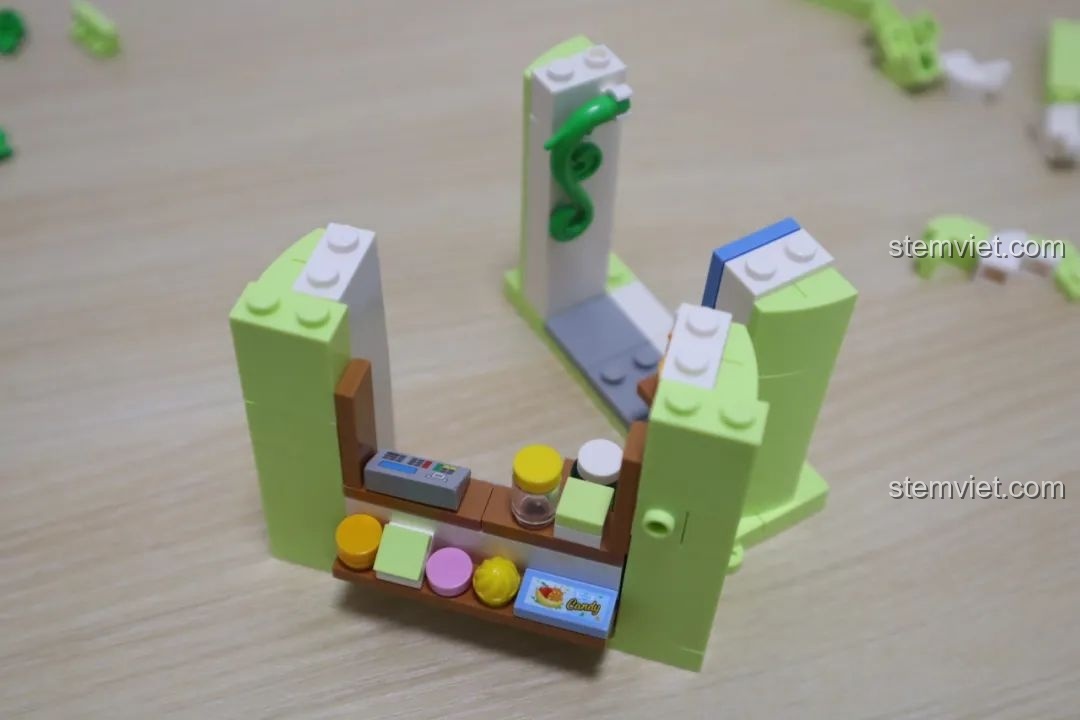 Cửa hàng果冻 Wekki So Good Little Shop Series 2 đã hoàn thiện cùng giàn nho và hai nhân vật minifigure.