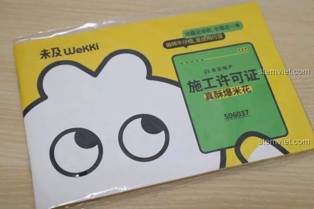 Sách hướng dẫn lắp ráp của bộ lắp ráp Wekki So Good Little Shop Series 2 được thiết kế như một 'giấy phép xây dựng' độc đáo.