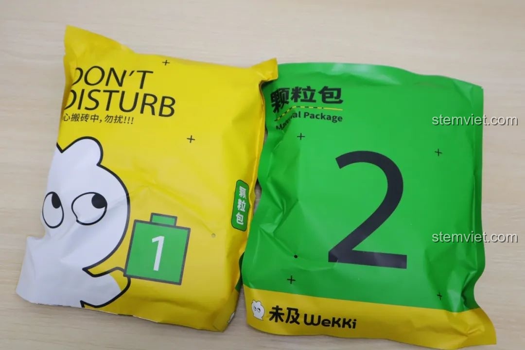 Các túi mảnh ghép của bộ lắp ráp Wekki So Good Little Shop Series 2 được phân loại theo màu sắc và kích thước, tiện lợi cho việc lắp ráp.