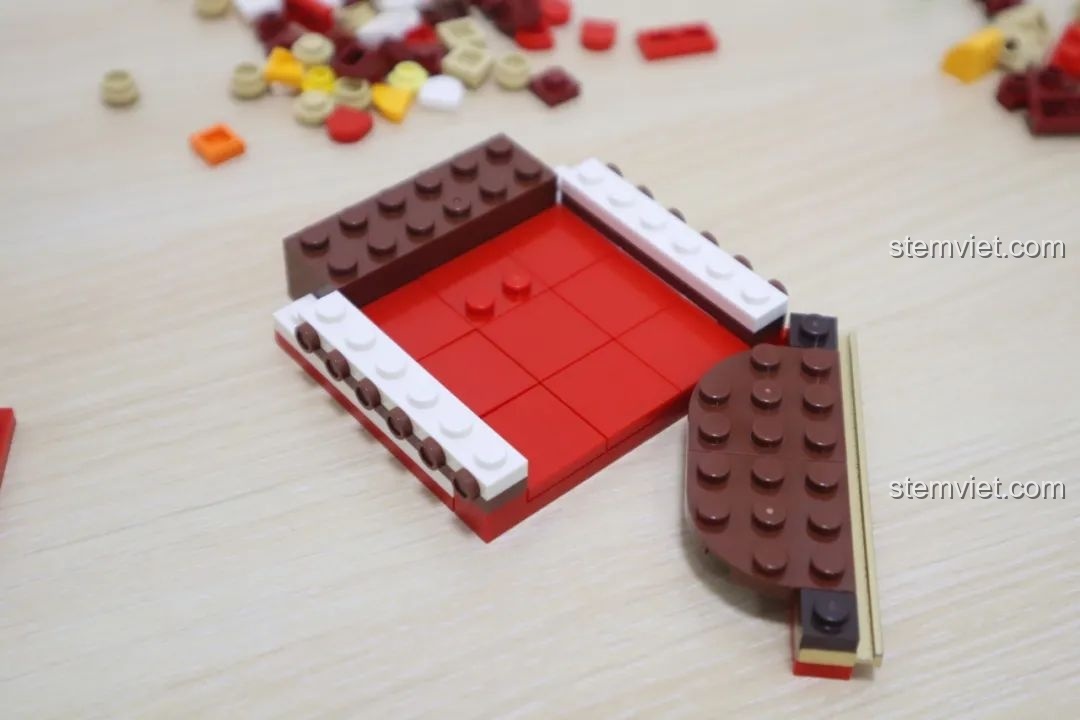 Quá trình lắp ráp phần đế của cửa hàng bỏng ngô trong bộ lắp ráp Wekki So Good Little Shop Series 2, thể hiện độ khít của các mảnh ghép.