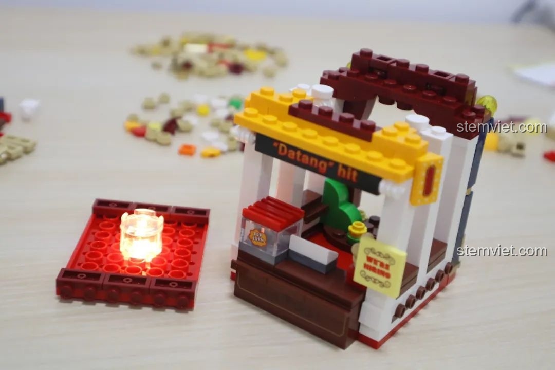 Viên gạch phát sáng được tích hợp vào mái của cửa hàng bỏng ngô Wekki So Good Little Shop Series 2, tạo hiệu ứng ánh sáng.