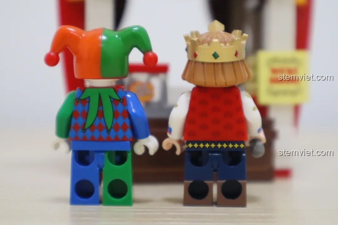 Mặt sau của hai nhân vật minifigure POPO và chú hề từ bộ lắp ráp Wekki So Good Little Shop Series 2, tiệm bỏng ngô.