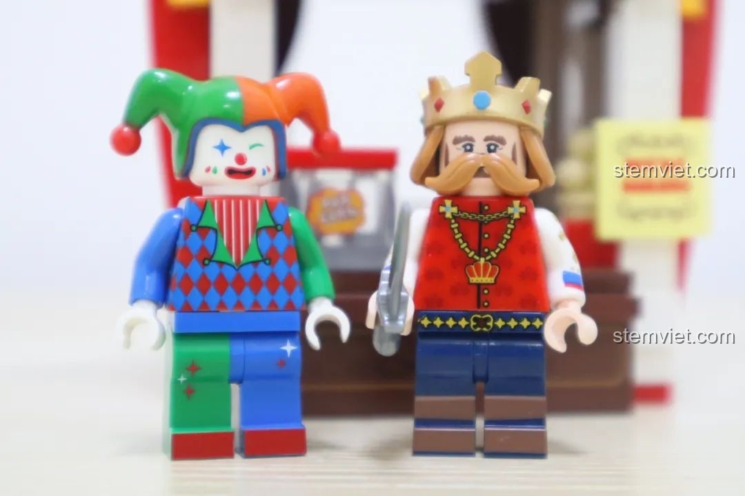 Cận cảnh hai nhân vật minifigure POPO và chú hề từ bộ lắp ráp Wekki So Good Little Shop Series 2, tiệm bỏng ngô.